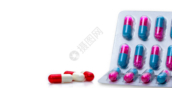 白色背景上泡罩包装胶囊丸中的红白色抗生素胶囊丸和粉蓝色抗真菌颗粒抗生素耐药和抗菌背景图片