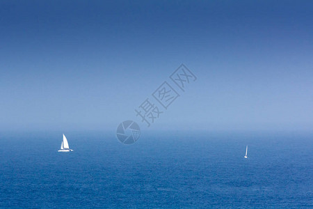 一艘帆船和一艘登山船航行在卡斯凯海岸的塔古斯河图片