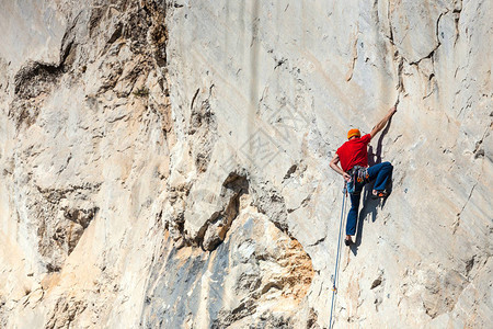一个人正在训练爬上岩石在大自然中攀岩极限运动一个危险的爱好登山者正在经历一背景图片