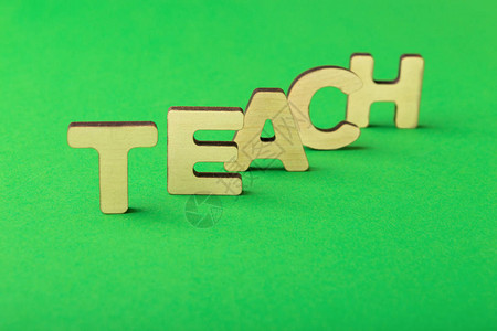 绿色背景的用木纸字母拼写的字词教学习学校和教育概图片