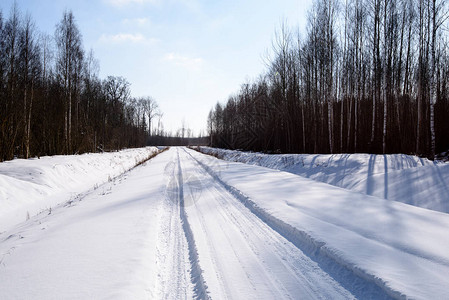 深雪中覆盖的冬季雪路车胎轨迹向背景图片