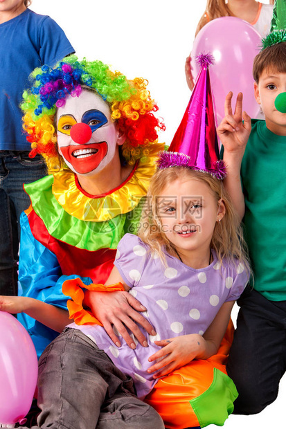 生日儿童小丑玩孩子和兔子手指恶作剧孩子节日蛋糕庆祝和气球最快乐的生日小学幼儿园图片