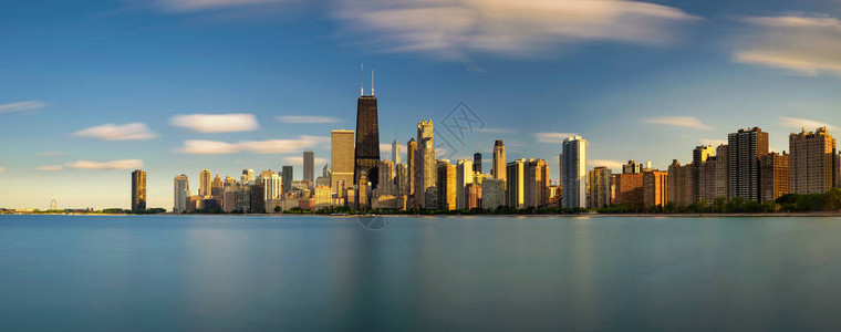 芝加哥天线全景在日落时穿过密歇根湖从北大道海滩观图片
