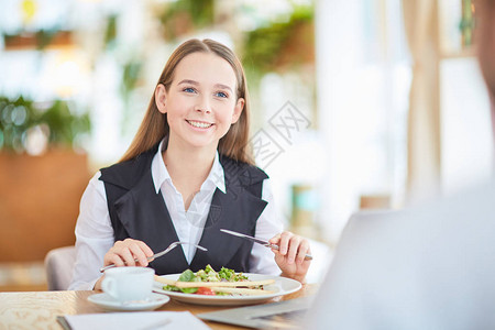 年轻有牙笑的经理在咖啡馆谈经商午餐图片