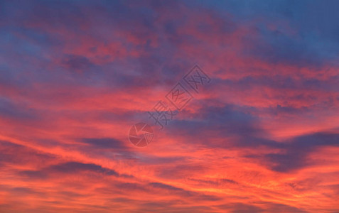 火热的橙色和蓝色日落天空戏剧日图片