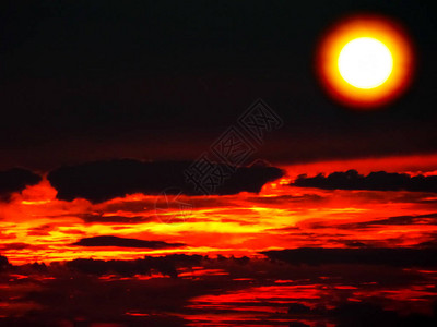 日落和夜色的阴阳红云图片