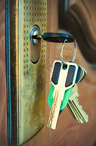 门锁孔中的旧钥匙图片