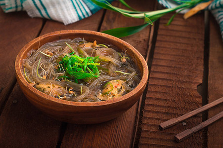 日式菜香猪肉汤小牛肉芽料面条和海草在阳光下的桌子上木质生锈背背景图片