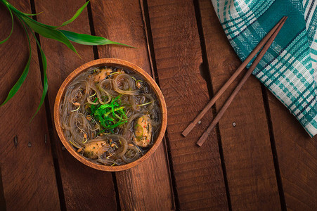 日式菜香猪肉汤小牛肉芽料面条和海草在阳光下的桌子上木质生锈背背景图片