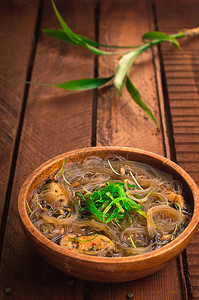 日式菜香猪肉汤小牛肉芽料面条和海草在阳光下的桌子上木质生锈背背景图片