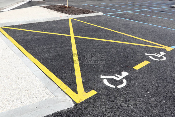 带有轮椅标志的空残疾人预留停车位残图片