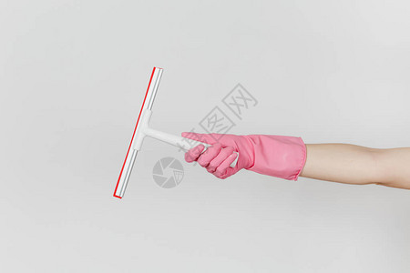 女手戴粉色手套的特写水平握住白色刮刀图片