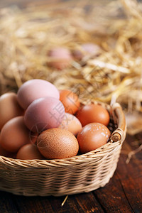 复活节鸡蛋在篮图片