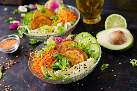 素食碗晚餐桌健康食品健康的素食午餐碗油条配小扁豆和萝卜鳄梨图片