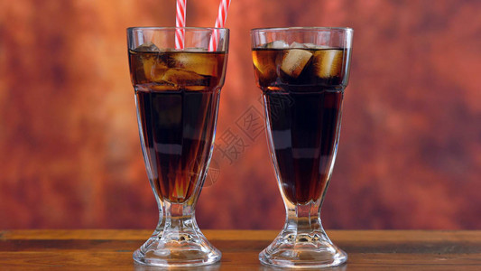 将可乐软饮料倒在冰上在高档咖啡厅的眼镜上与生图片