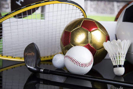 拉什福德突破中与对方球员相撞痛苦倒地，裁判没有表示