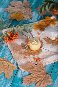 麻布上的花楸浆果蜂蜜和蜂窝特写图片