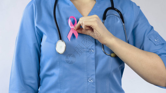 医生佩带粉色丝带制服乳腺抗癌运动妇女疾图片