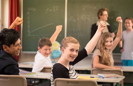 产教融合老师站在黑板前上数学课在学校教学生背景