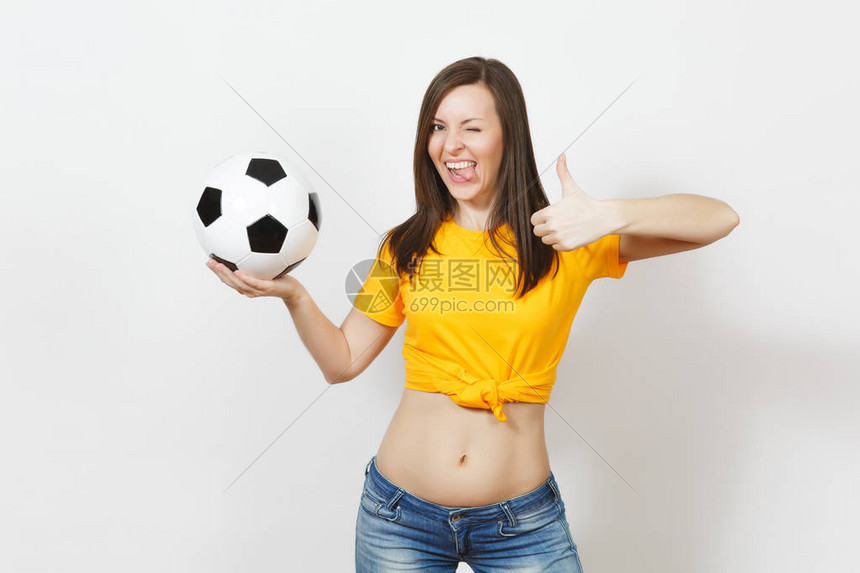 美丽的欧洲年轻强壮苗条感的女人足球迷或穿着黄色制服的球员图片