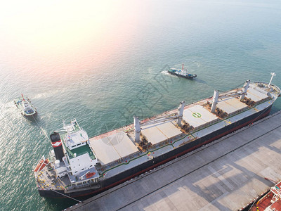 顶视图集装箱船商业船在港口旁边图片
