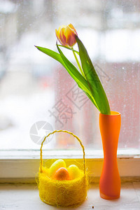 花瓶中的郁金香和篮图片
