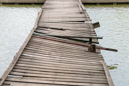 变形和破旧的木桥损坏旧木桥图片