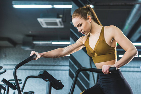 【直播】解说杯Zzm：不想赢别玩不舒服别提，王淞：我不能表达情绪吗