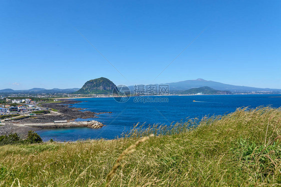 在Sagyeri村和济州岛西南海岸的Sanbangsan山和Hallasan山图片