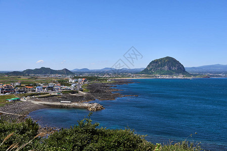 在Sagyeri村和济州岛西南海岸的Sanbangsan山和Hallasan山图片