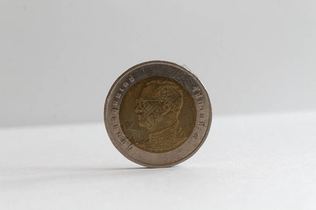 丹麦的一枚硬币落在孤立的白色背景上提名是1图片