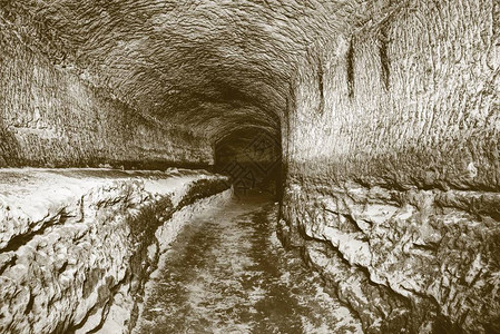 古老的砂岩水隧道图片