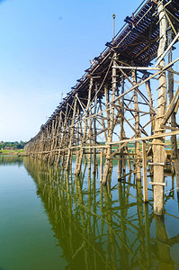 泰国Sangklaburi的长木桥图片