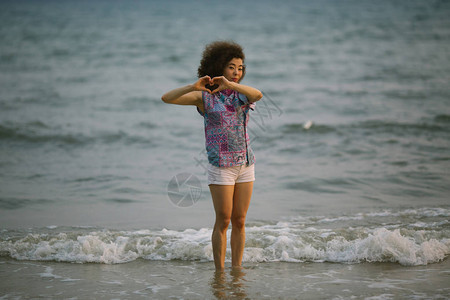 年轻混血女子在海边走动图片