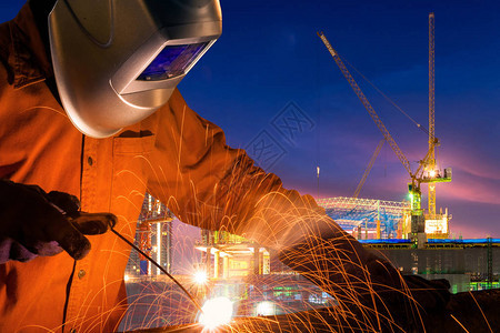 工业人以建筑工地背景为基础设施建设项目焊接钢铁结构的行业工人单图片