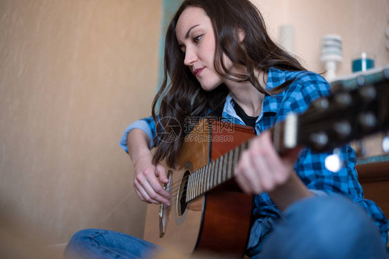 创意年轻女孩弹奏音乐吉图片