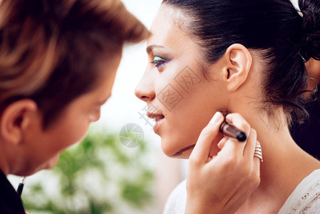 化妆师为模特塑造脸部轮廓背景图片