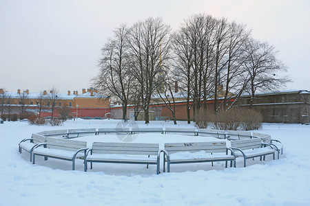 站立的长凳冬天被雪覆盖图片