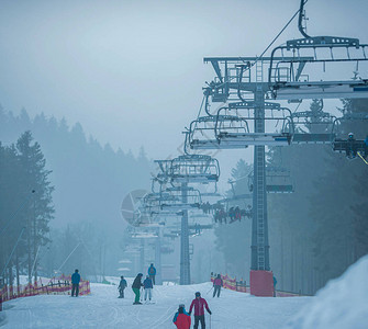 在德国温特堡的迷雾中滑雪坡上有椅子图片