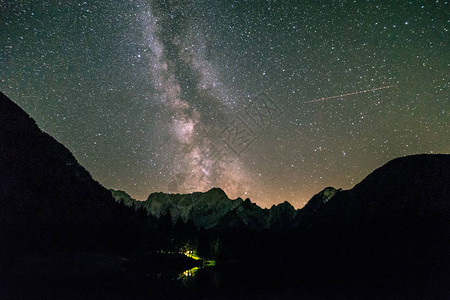 太阳落下恒星出现在山前曼加特山图片