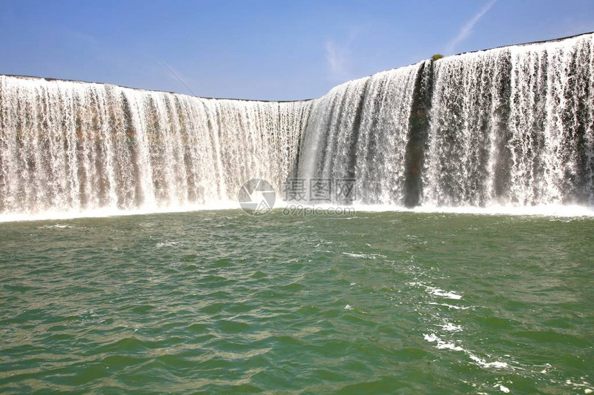昆明的昆明瀑布公园成为亚洲最大的图片