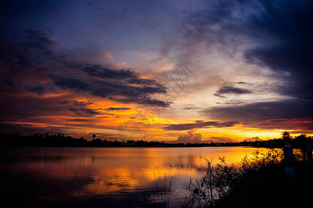 景观湖景公园和傍晚时分的黄昏日落和多云的天空图片