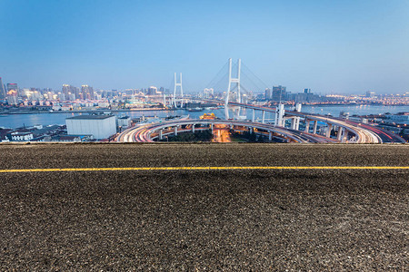 上海杨浦大桥和地平坡道交通横图片