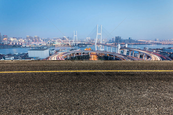 上海杨浦大桥和地平坡道交通横图片