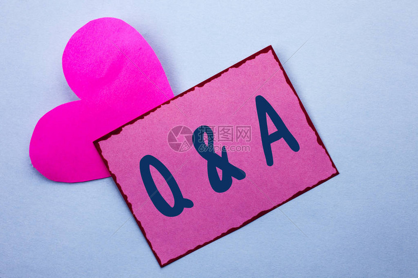 显示QA的书写笔记商业照片展示询问常见问题解答询问的题帮助解决疑问查询支持书面粉红色便笺纸与心图片
