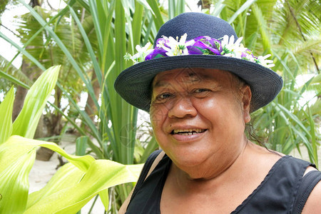 快乐的老年波利尼西亚老人库克群岛民妇女在库克群岛拉罗通加图片