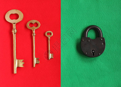 红色背景的3个金键和绿色背景图片
