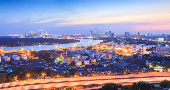 湄南河曼谷大都市区和曼谷市的邦卡超绿地黄昏时的全景观高速公路和曼谷图片