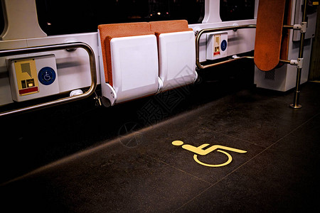 公共交通中轮椅符号图片