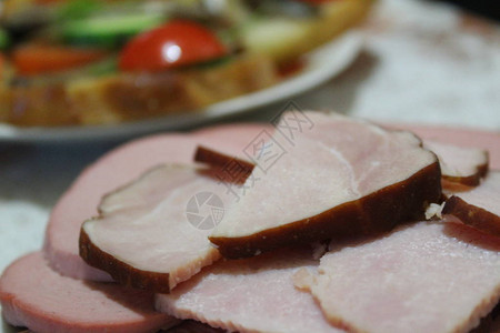 盘子上的肉制品为假日女主人收集餐桌他们做三明治和切片美味的火腿图片
